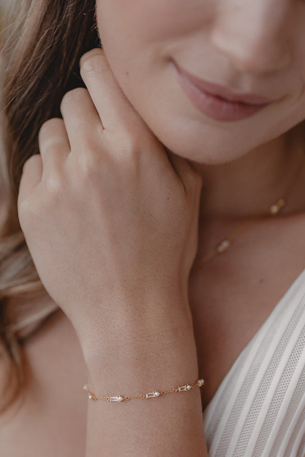 Muse | Delicate bracelet with freshwater pearls and baguette cut crystals