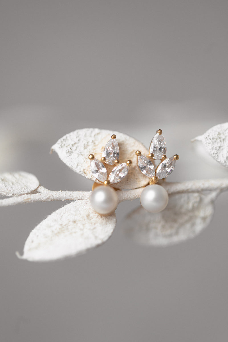 Simply Delightful & Gorgeous | Jewelry set with pearls and crystals