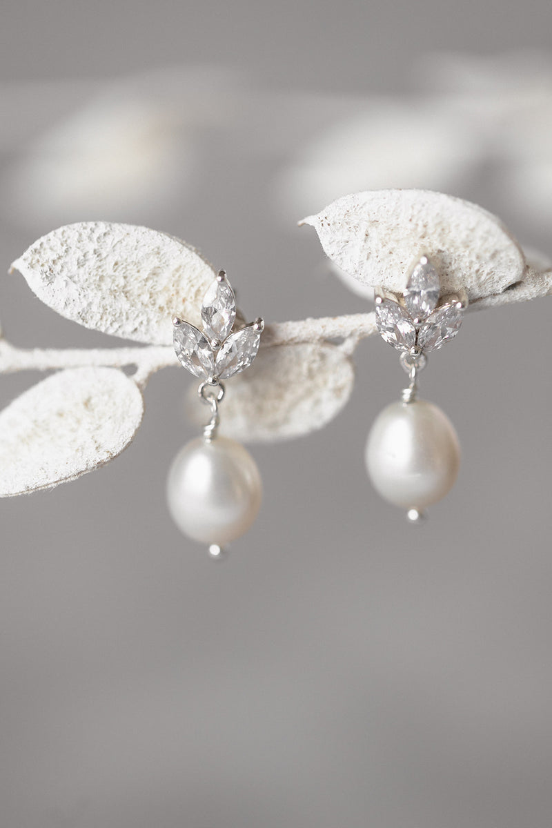 Inseparable | crystal stud earrings with pearls