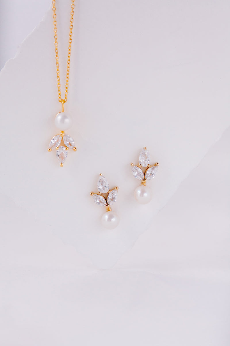Simply Delightful | Jewelry set with pearls and crystals
